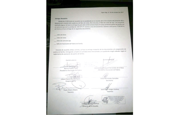 >> PRUEBA. No de forma verbal, con documentos debidamente signados por quienes tienen las funciones correspondientes en la primaria Justo Sierra, respaldó su dicho la extesorera. Foto: El Sol de Hidalgo.