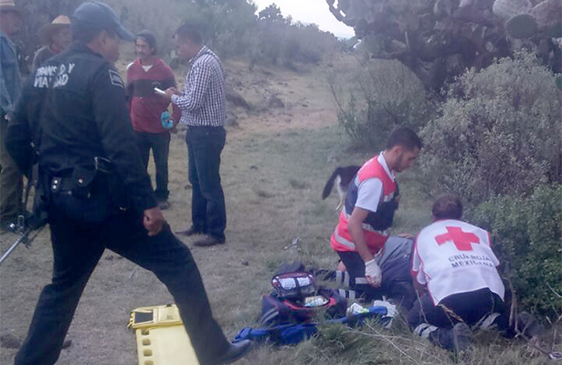 DEBIDO A LO sinuoso del camino, el oficial, quien se encontraba franco, tuvo que ser transportado en una patrulla hasta el centro médico. Foto: El Sol de Hidalgo.