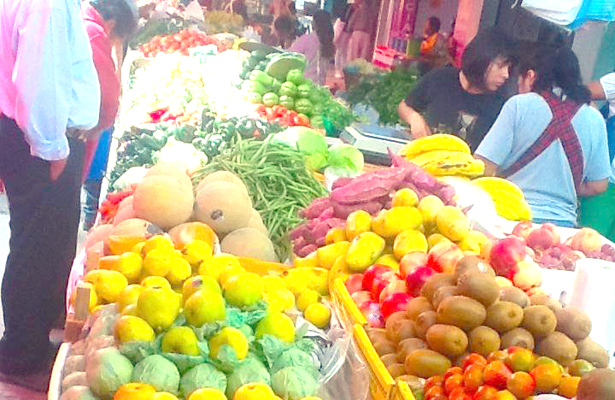 Ladrona en tianguis golpeada a palazos