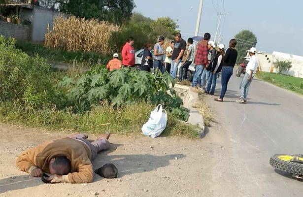 JÓVENES chocaron a toda velocidad en la motocicleta que tripulaban. Uno de ellos fue reportado con lesiones graves. Foto: El Sol de Hidalgo.
