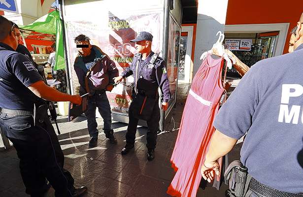 >> ANTE la Policía, el probable ladrón sacó de entre sus ropas todas las prendas que robó de una tienda en la calle Vicente Guerrero, en el centro de Pachuca. Foto: El Sol de Hidalgo.