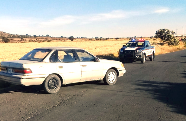 LA PRESUNCIÓN sobre el posible ahogamiento ocurrió luego de que fueran hallados este auto y ropa junto al jagüey de Zotoluca. Foto: El Sol de Hidalgo.