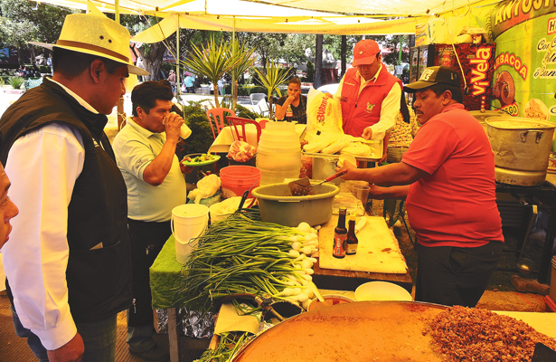 DURANTE el 11 y 12 de diciembre, la COPRISEH supervisará los puestos fijos y semifijos que se instalen en las inmediaciones de los principales centros de concentración en los 84 municipios. Foto: El Sol de Hidalgo.