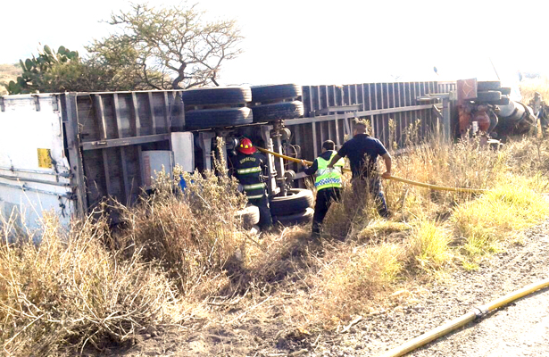 Vuelca tráiler con gas