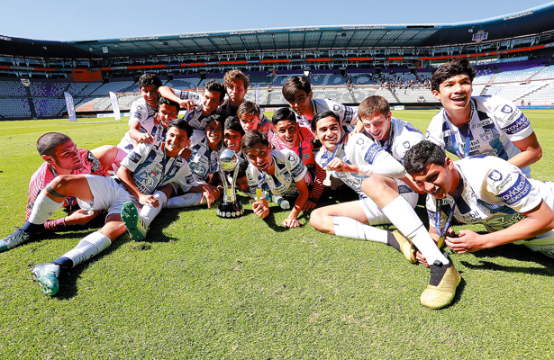 Tucitos Sub-15 levantan el trofeo