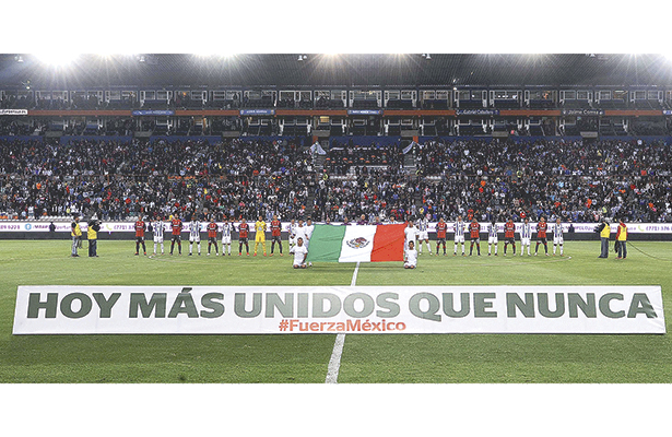 El año pasado, futbolistas y afición expresaron, desde la cancha, su solidaridad con los damnificados por temblores. Foto: Especial