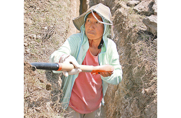 Las mujeres no quedan fuera del trabajo que, inclusive, es considerado pesado: excavaron a mano limpia para no estropear la estructura del acueducto. Foto: El Sol de Hidalgo.
