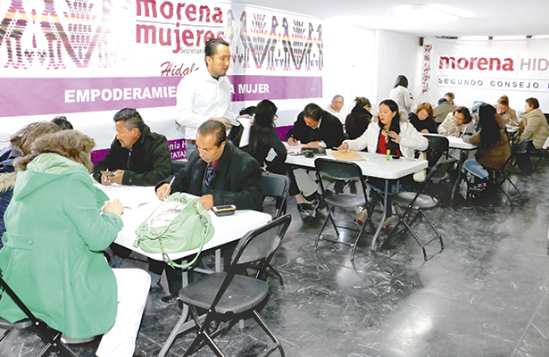 “DESDE las nueve de la mañana y hasta las 21:00 horas, se llevaron a cabo los registros de aspirantes a las diputaciones locales, por Morena”. Foto: El Sol de Hidalgo.