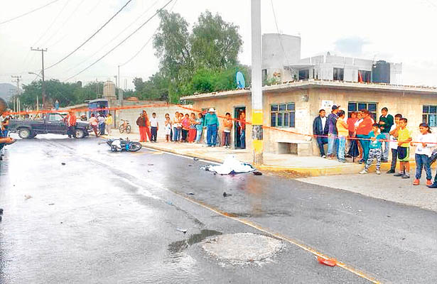 Muere policía al derrapar en moto