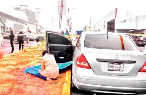 Logró frenar auto antes de infartarse