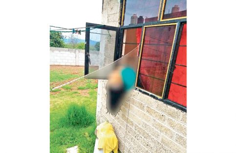 Muerte de espanto: se atoró en ventana
