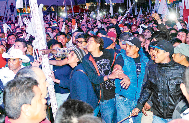 Durante el mitin un grupo de jóvenes, presúntamente militantes de Morena, generaron un enfrentamiento que distrajo incluso al candidato, quien les pidió calma. Foto: Carlos Sevilla