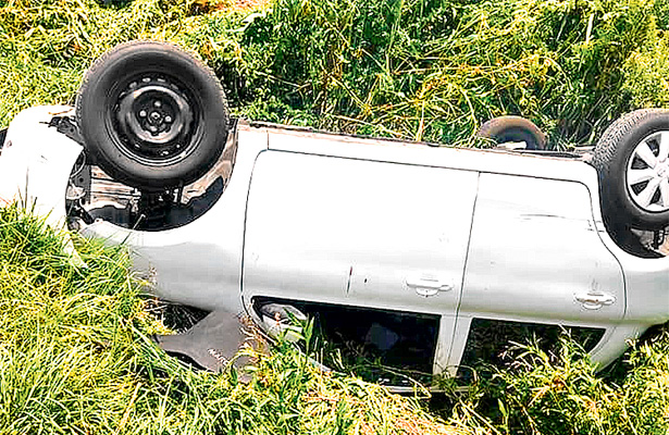 Pareja herida tras volcar su vehículo