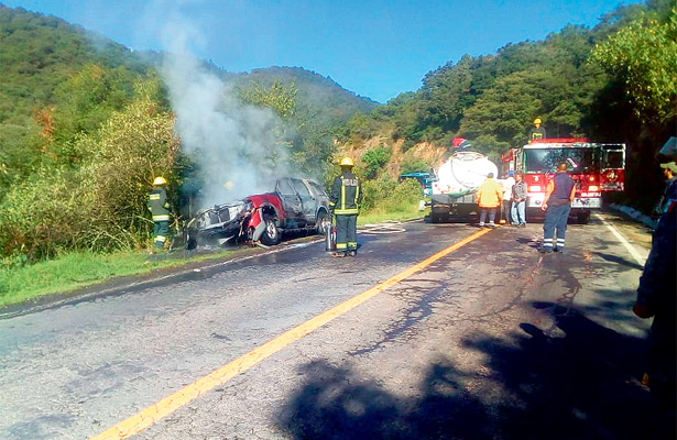 Camioneta se calcina por un cortocircuito