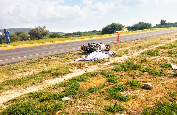 Balean a motociclista desde una camioneta