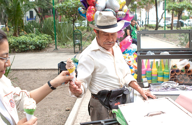 El helado de chocolate genera mejor ánimo, aseguran consumidores