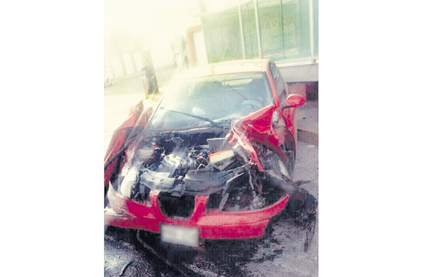 Ocupantes de auto compacto salen ilesos en brutal choque