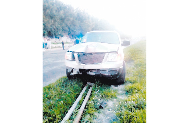 Camioneta se impacta y derriba poste de alumbrado público