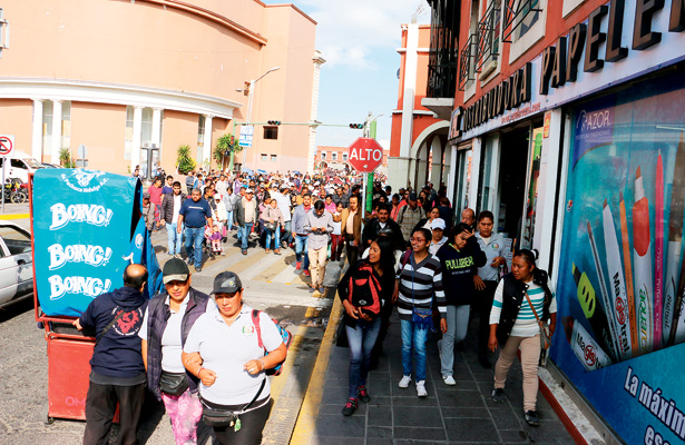 Comerciantes ambulantes marchan por calles de Pachuca