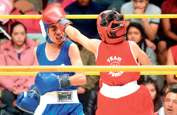 Con 29 combates se realizó la función en el deportivo de los mineros. / Foto; Carlos Sevilla