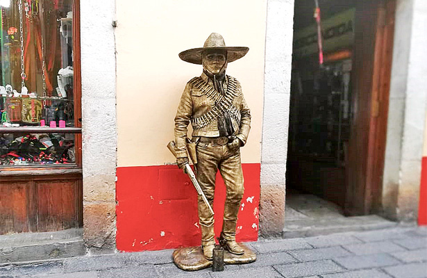 Con sol, lluvia o frío; estatuas vivientes