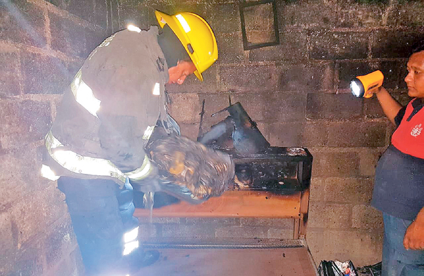 Voraz incendio en casa; PC combate las llamas