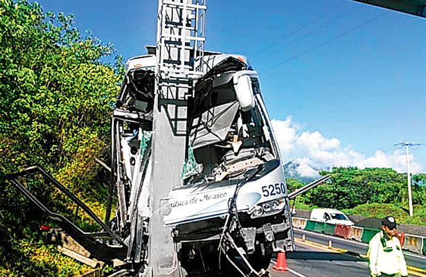 Autobús choca contra anuncio