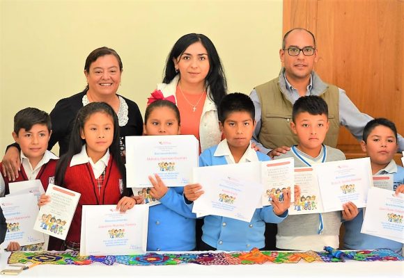 Derechos Humanos entrega a niños de Tasquillo carta magna edición especial