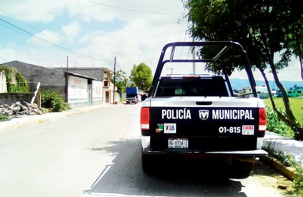 Joven mujer escapa por la puerta falsa