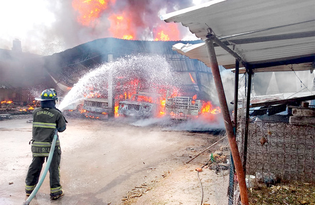 Se incendia vivienda en Mixquiahuala donde almacenaban huachicol