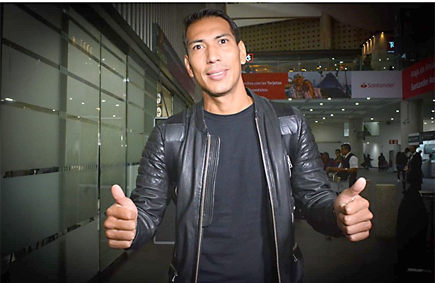 Leonardo Ulloa ya está en México para reportarse con los Tuzos