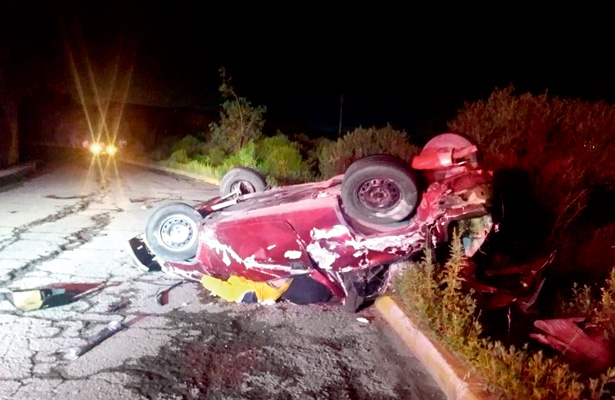 Murieron aplastados por auto al caer de un puente