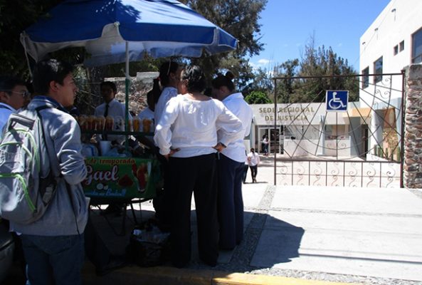 Agreden a uniformados que seguían unidad con reporte de robo