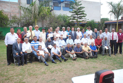 CERRARON con broche de oro el centenario de la fundación del ACJM con la fotografía del recuerdo.