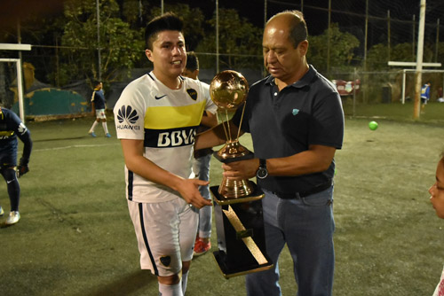 LA ENTREGA del trofeo a los campeones del torneo, Los Chaskas. Foto: Ricardo Sánchez / Sol de Irapuato