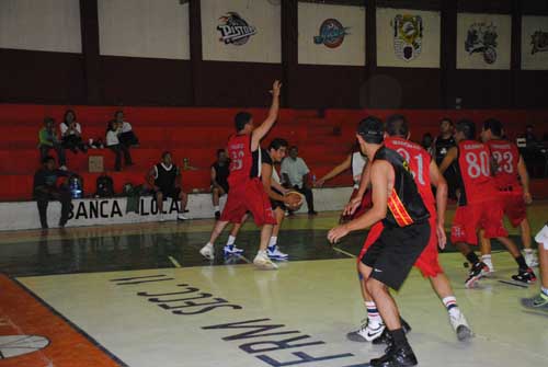 FARMACIA Fems fue otro de los equipos que sumaron puntos en la jornada del Torneo de los Veteranos de Basquetbol.