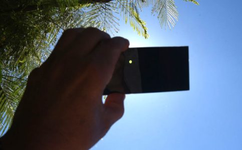 Se agotan cristales para soldar, la causa el eclipse solar