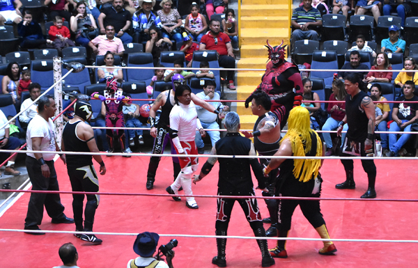 La pelea estelar fue del agrado de todos los asistentes. Foto: Martín Martínez / El Sol de Irapuato