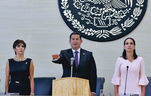 El gobernador del estado rindió protesta para el periodo 2018-2024, lo acompañan las representantes del poder judicial y del poder legislativo.