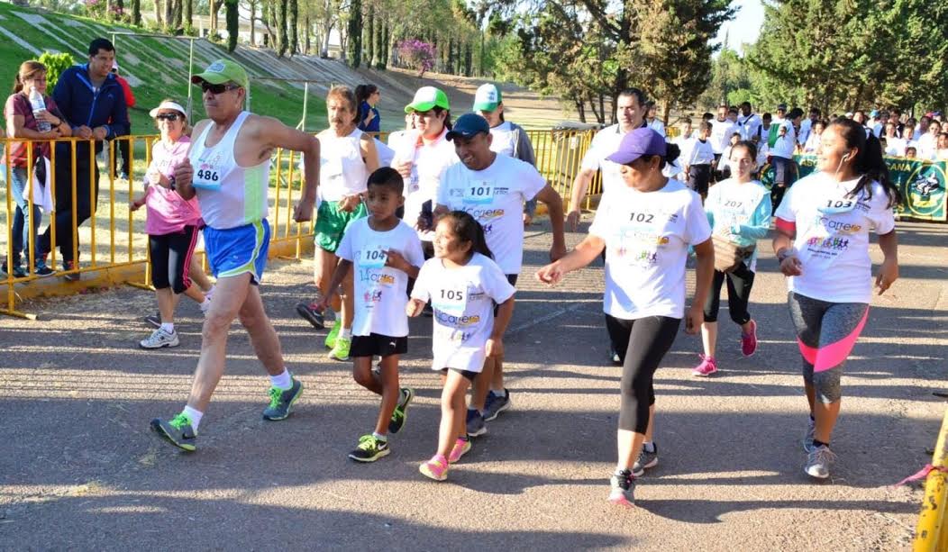 PERSONAS de todas las edades participaron en la carrera.
