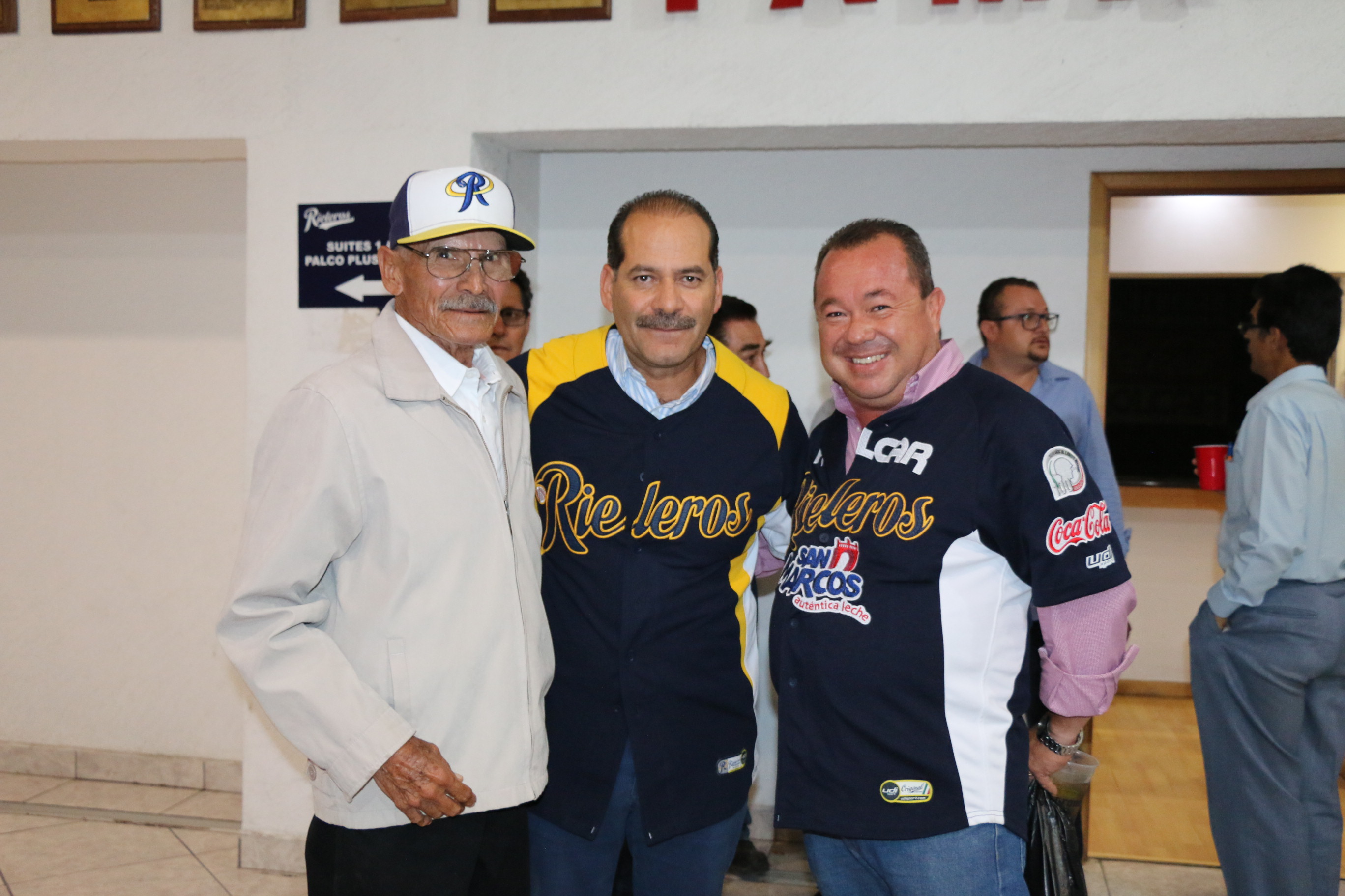 GONZALO VILLALOBOS Félix, con el gobernador Martín Orozco Sandoval, en el partido que el jueves ganó Rieleros a Tijuana.