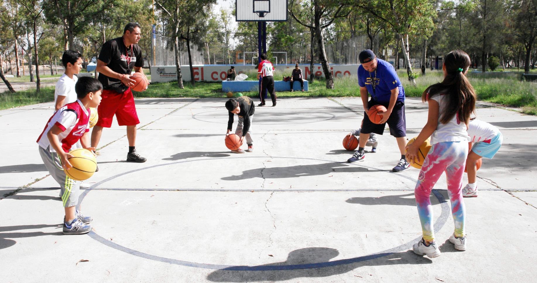 SESIONES DE basquetbol se han llevado a cabo en el Parque Azul, como parte del programa “Ámate”.