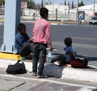 Atienden a 400 niños que trabajan en ‘cruceros’