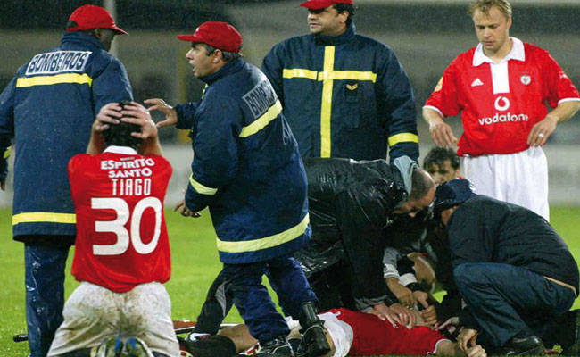 MIKLOS FEHER, cayó al césped de repente en un partido. Fue trasladado al hospital, pero nunca recuperó la consciencia. Según la autopsia sufría una malformación cardiaca