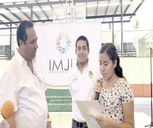 En Mazatlán, 700 estudiantes reciben becas de Proase, de 300 y 400 pesos para el transporte