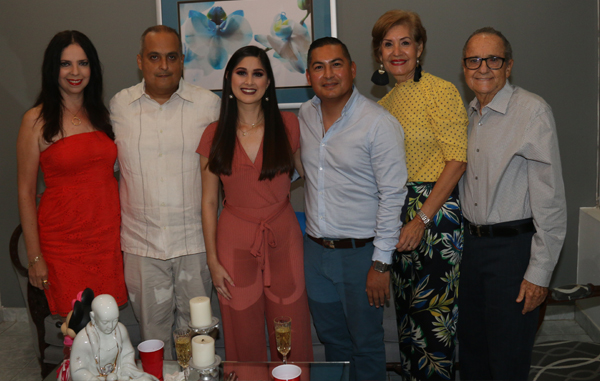 Primos y tíos de los novios, los felicitan por su decisión.