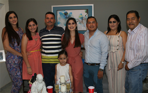 Familiares felicitan a la pareja por su decisión.