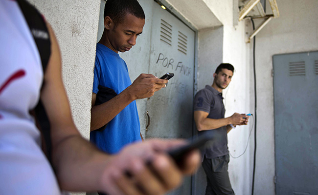 Una foto del 2014 donde estudiantes buscaban una señal de internet en un negocio / Foto: AP