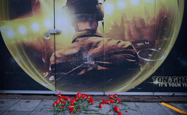 Las flores de las víctimas del ataque se colocaron fuera del club nocturno. Foto: AP