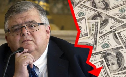 Luego de que Banxico confirmara que Agustín Carstens permanecerá en el cargo, el dólar libre alcanzó este martes un precio máximo de 20.50 pesos Foto: Especial